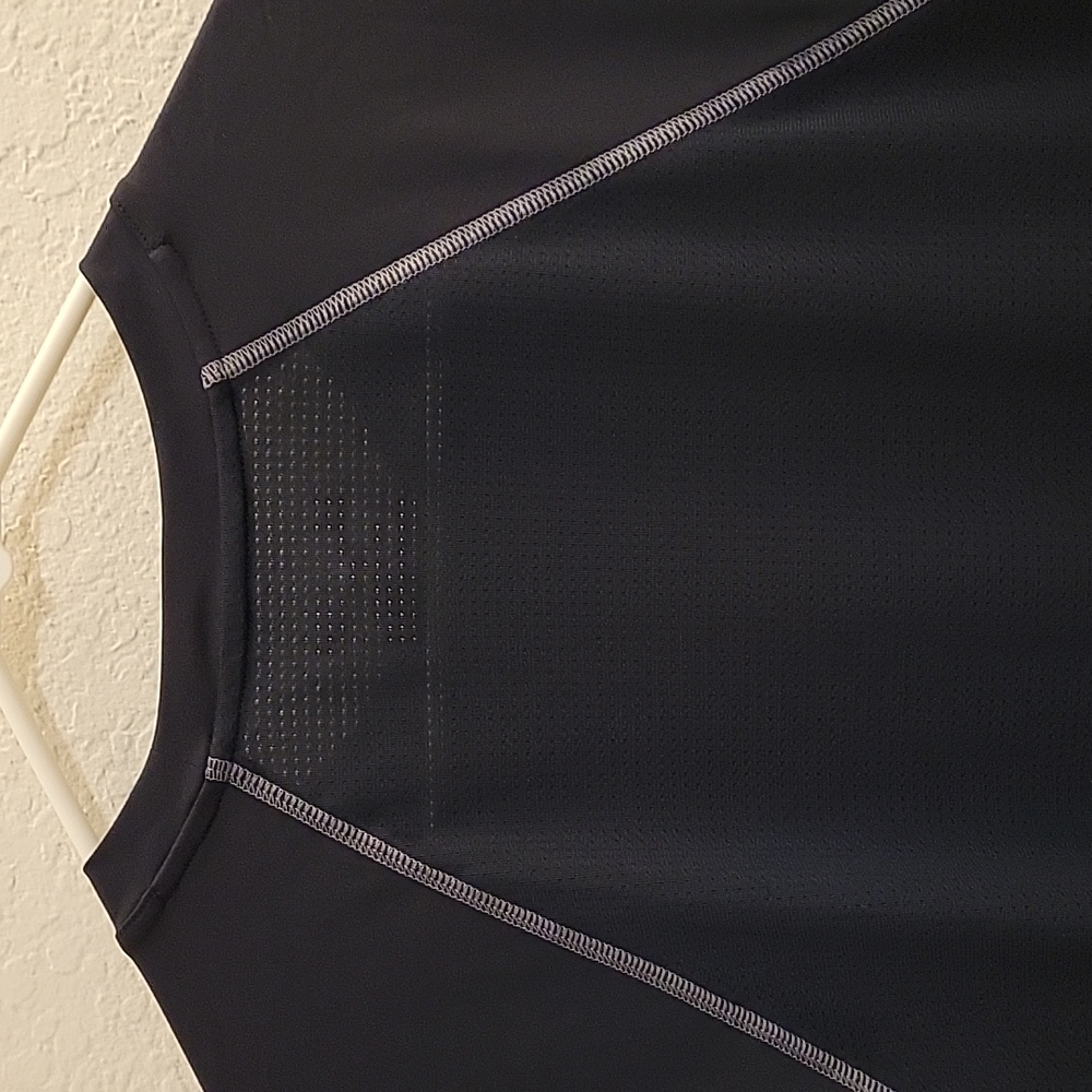 Under Armour Run Short Sleeve - Black - Large - Picture 15 of 15